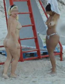 Duas amigas casadas nuas na praia